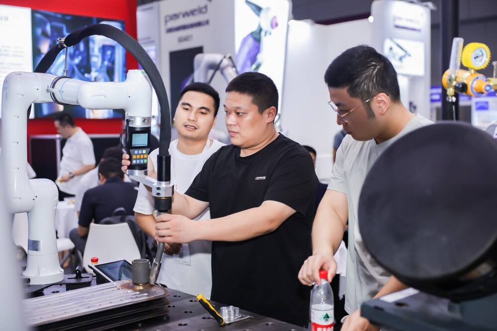 Внедряване на ИИ за определяне на нови хоризонти в заваряването: ROKAE Robotics оглавява ерата на интелигентното производство чрез акценти от две изложения